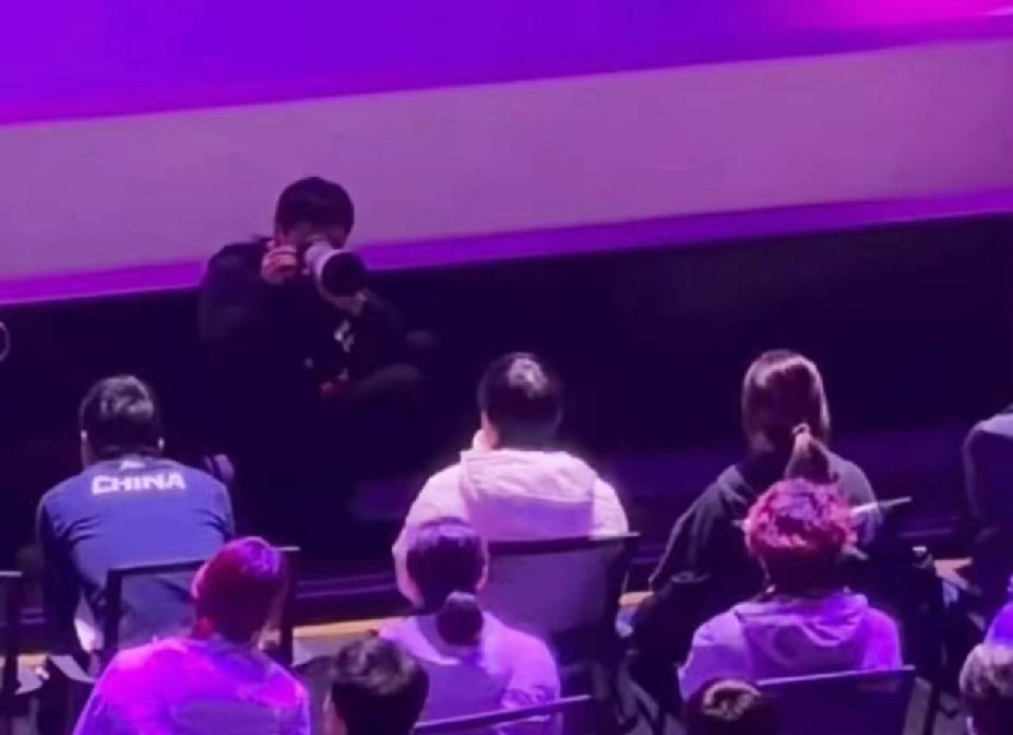 笑不活了，
莎莎是一动不敢动，
还让不让人唠嗑了。

重庆冠军赛女单决赛，
莎莎