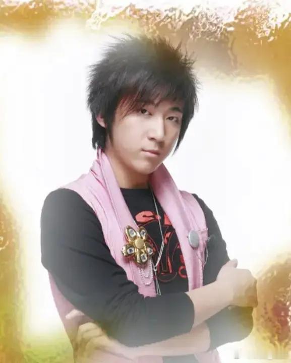 王亚飞 迪丽热巴 热巴的化妆师王亚飞，回应了春晚热巴的“人鱼眉”。王亚飞直接晒出