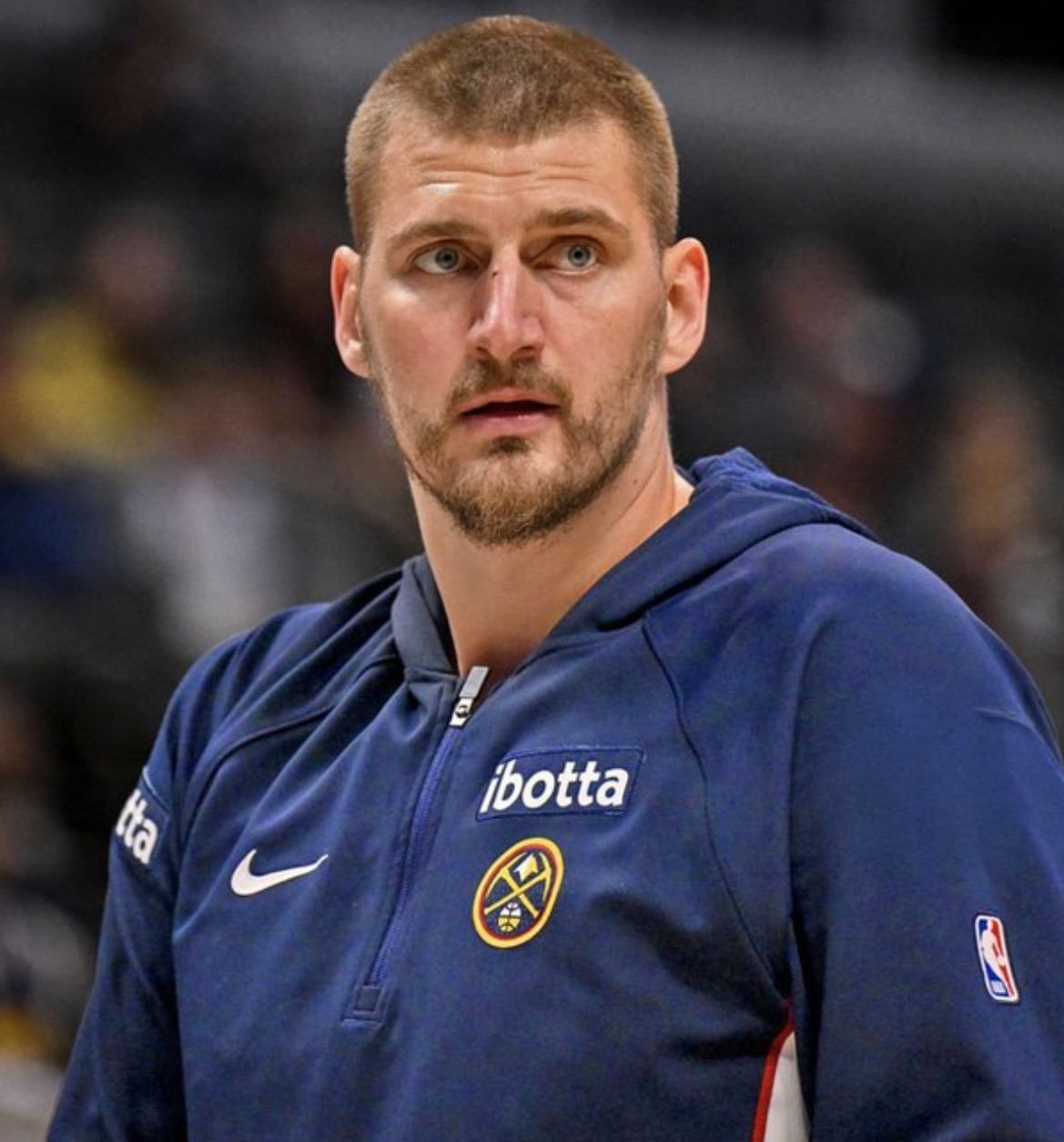 约基奇今天会出战与马刺的比赛以满足65场标准，对面文班亚马不打，他已经达标了。 