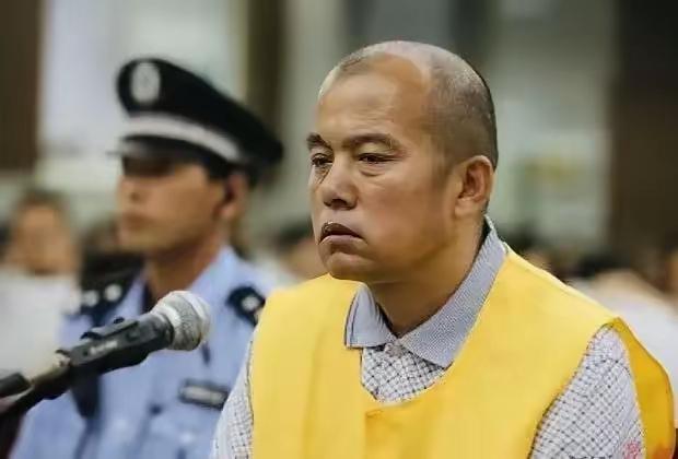 2005年，法庭上，一名罪犯突然站起来对着法官，大喊道：我明明杀了4个女人，为什