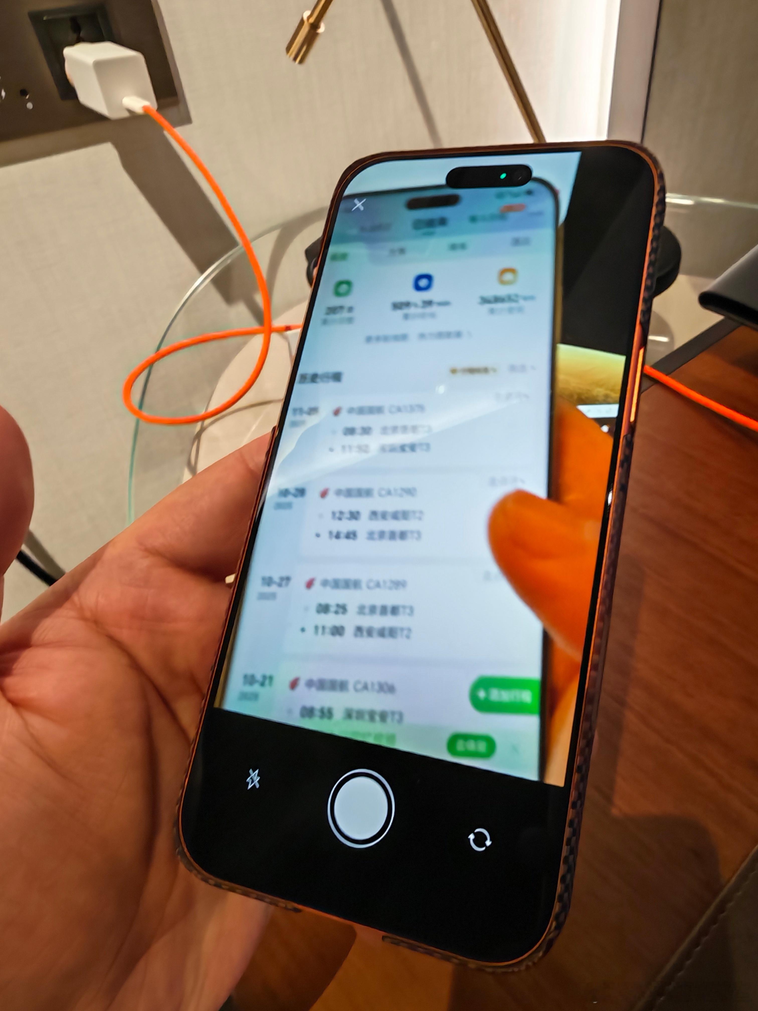 你们在用 iPhone 17 系列的时候会出现这种镜头打开突然卡住的情况吗……我