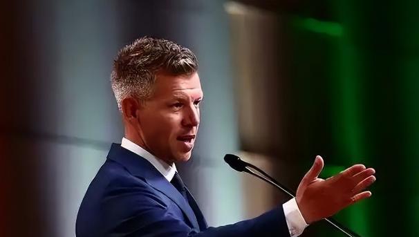 上任就掀桌，匈牙利新总理当面逼宫羞辱总统，要让欧尔班翻不了身

持续许久的柬泰两