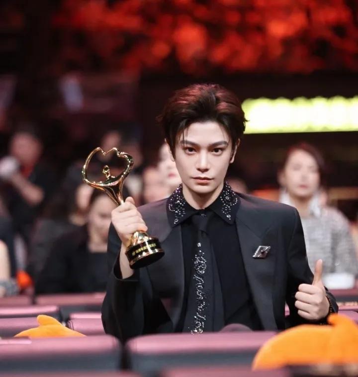 微博之夜，丁禹兮“安静坐到散场”的背后，藏着多少明星不敢言说的真相？
同期百位明