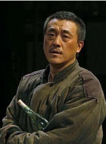 一天，何冰跟儿子在家看电视，没想到儿子看到了何冰演得电视剧后，吃惊的问何冰说：“