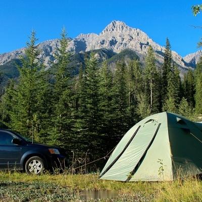 五一假期临近，机票价格水涨船高，多条热门航线票价翻倍，让不少计划出游的网友望而却