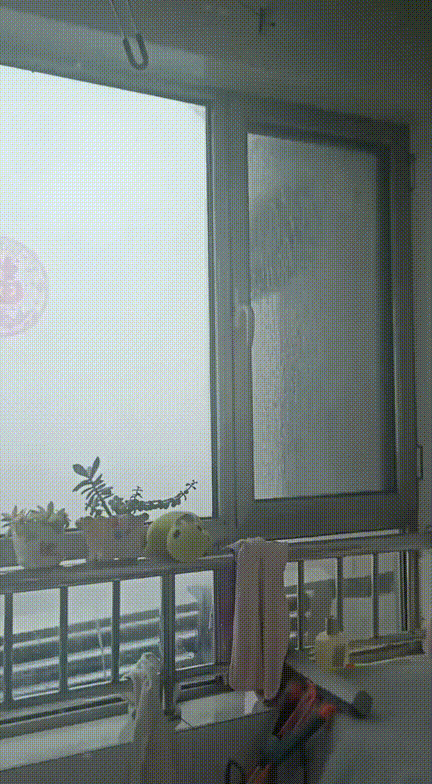 “太危险了！”济南暴雨，住24楼的住户突然看见楼上好像在用拖把擦自己家窗户，走近