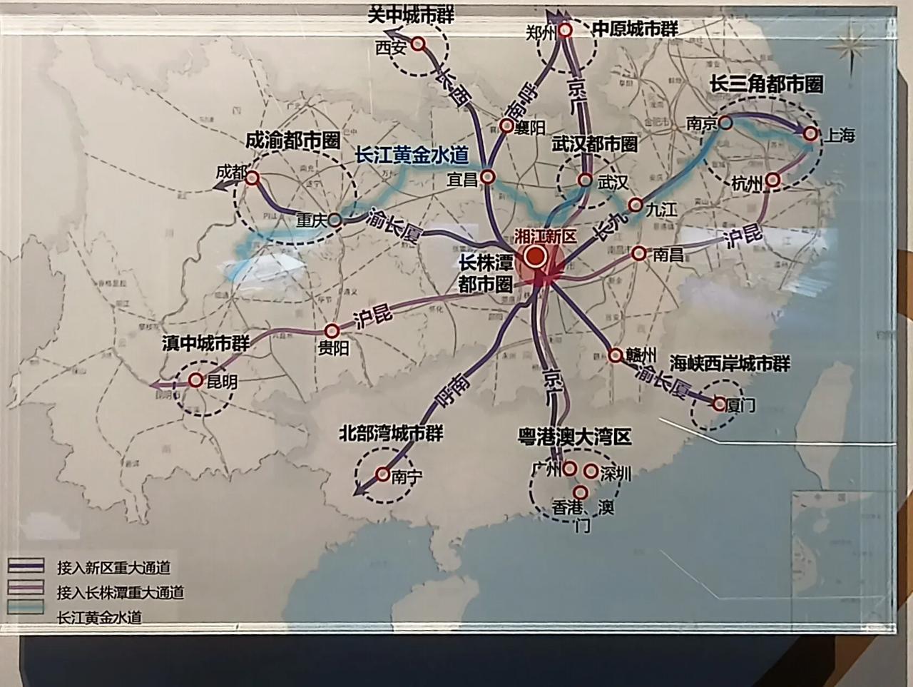 咋一看长沙处于中国城市群的正中央，四面八方连通中国主要城市群，长沙是适合建设全球