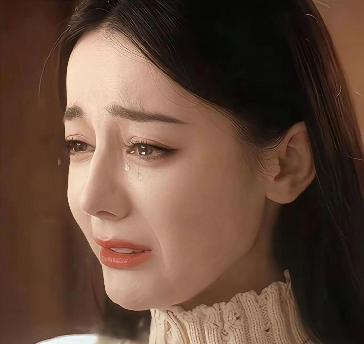 迪拜机场，一位内娱全球大使的四年准备被一场千里外的战争卡住。
她为这次巴黎之行打