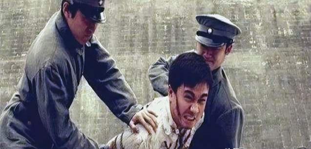 1947年，共产党员陈斌即将被敌人处决，他突然看到人群中有三个熟悉的身影，立马大