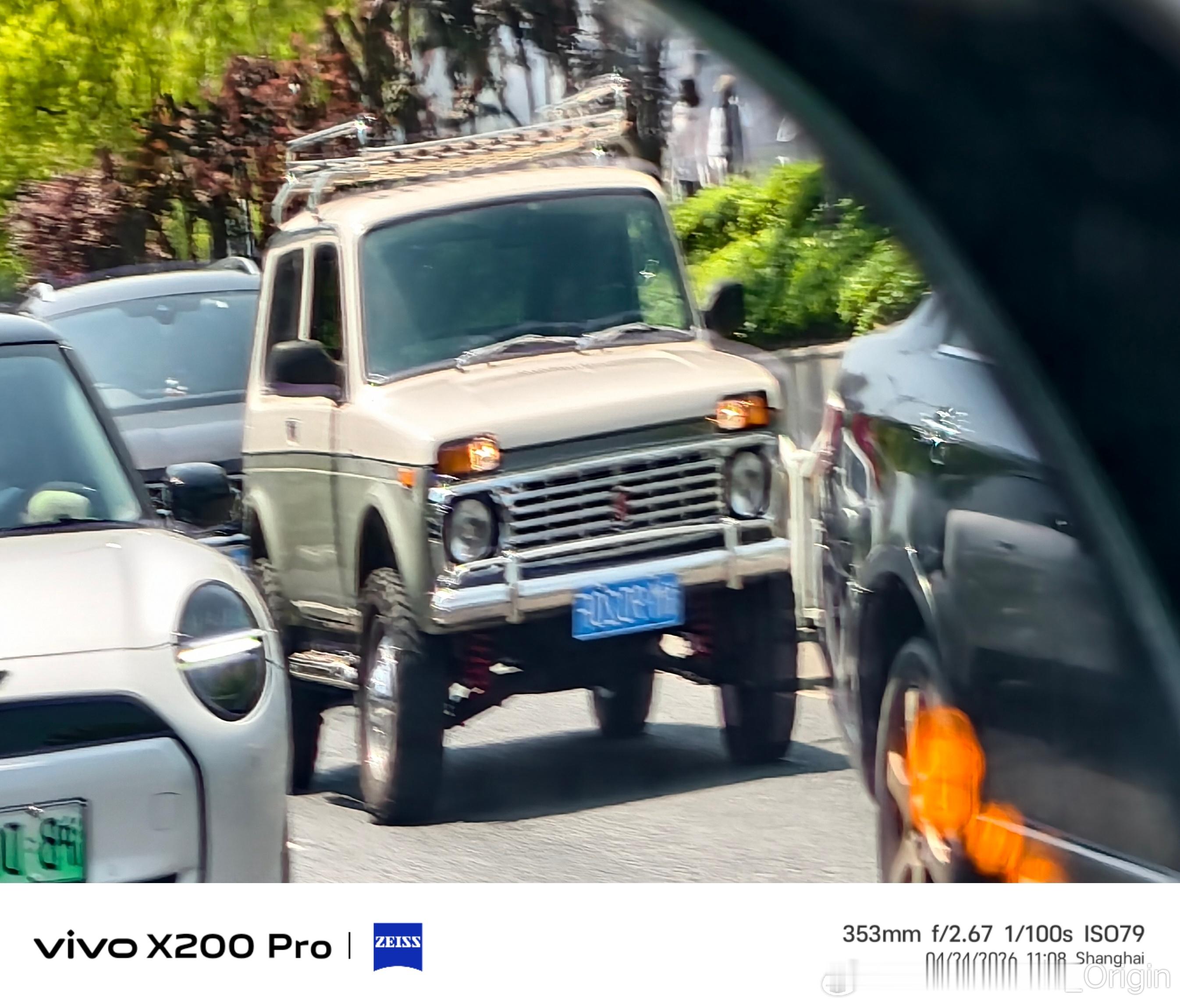 刚才上班的路上遇到一台非常冷门的车，朋友们能认出来吗？给个提示：来自北方。大V聊