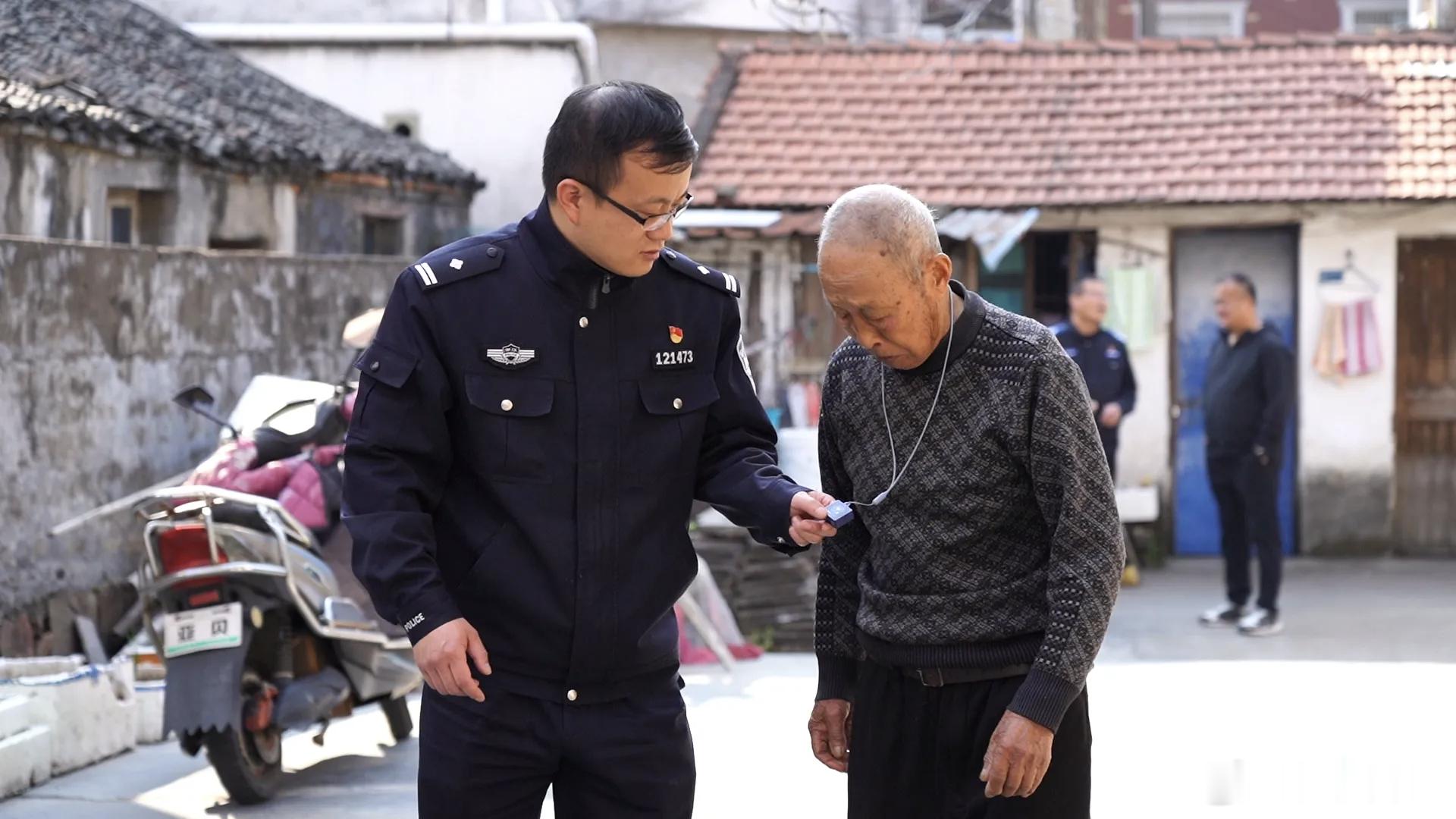 宁波慈溪以科技赋能点亮桑榆归途 近日，慈溪新浦派出所辅警巡查“回家的钥匙”系统时