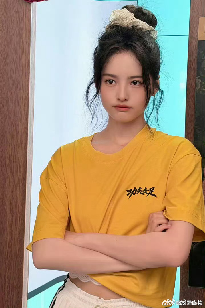 恭喜《功夫女足》票房突破22亿！主创团队线下扫楼做宣传，现场氛围轻松热闹。素人出