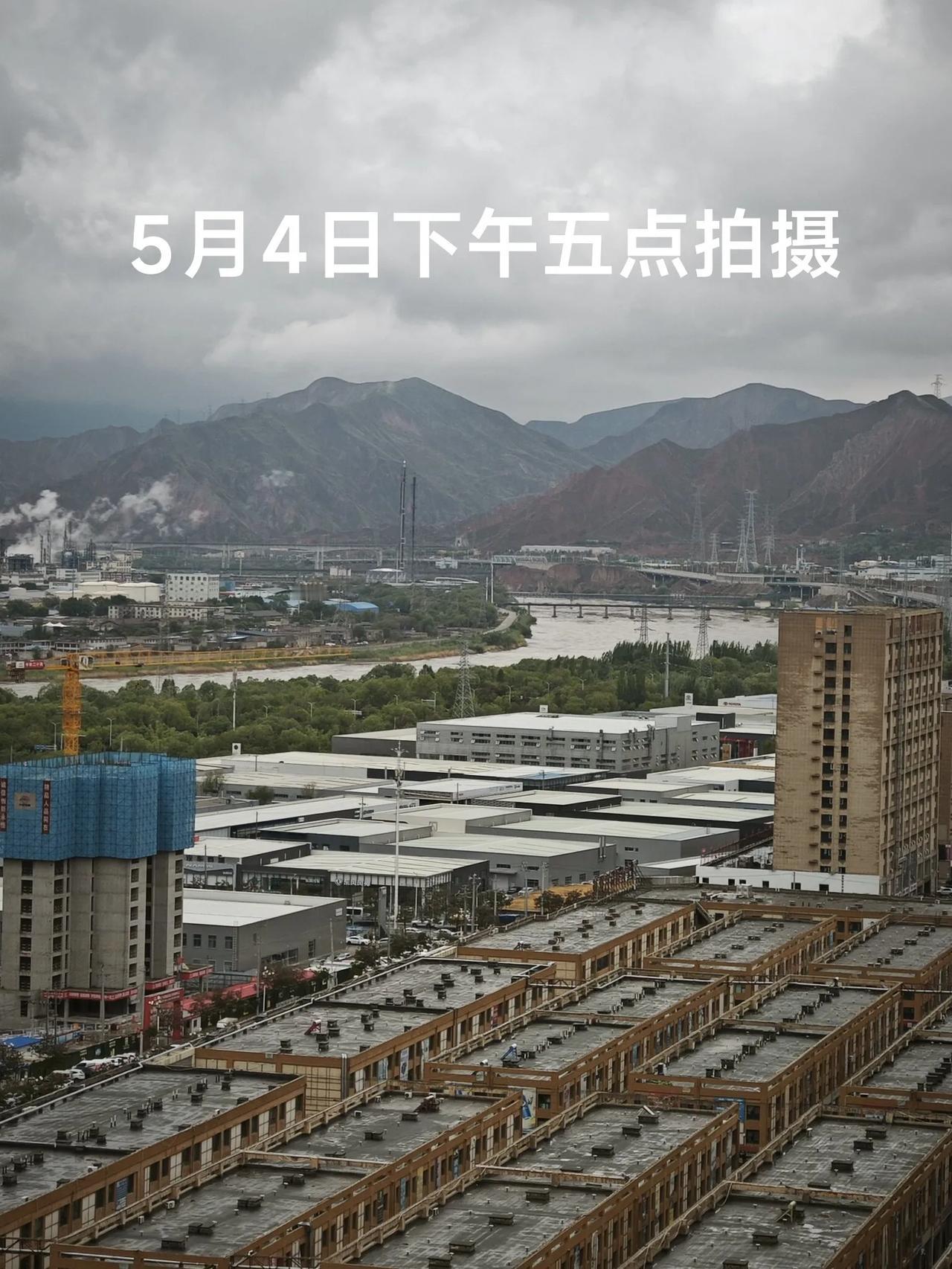 兰州的风停了，雨住了，沙尘不见了。

世界真奇妙，今天早晨8点起床后拍了一张照片