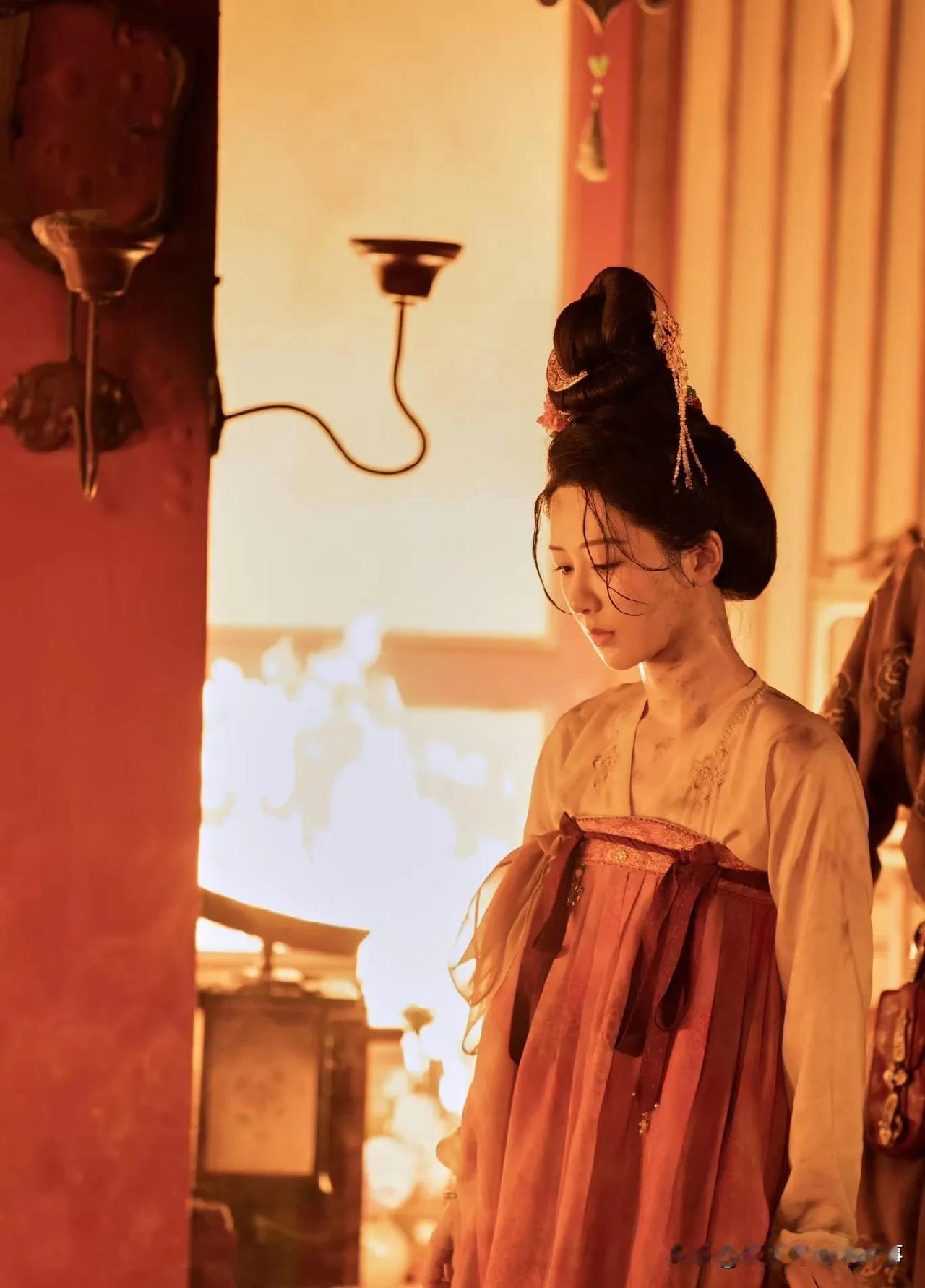 追《锦绣芳华》真的越看越心梗！剧里的父亲们打着“爱女儿”的旗号，干的全是利己的事
