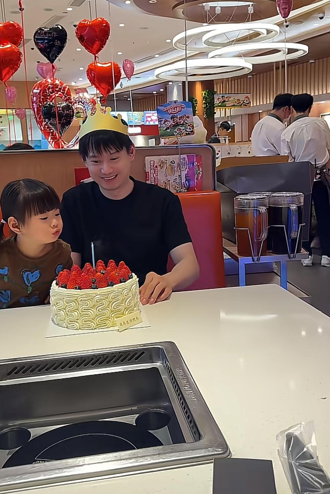 周雨过生日，十一抢着吹蜡烛
周雨一家在餐厅过生日，可爱的小十一扎了两个羊角辫，爸