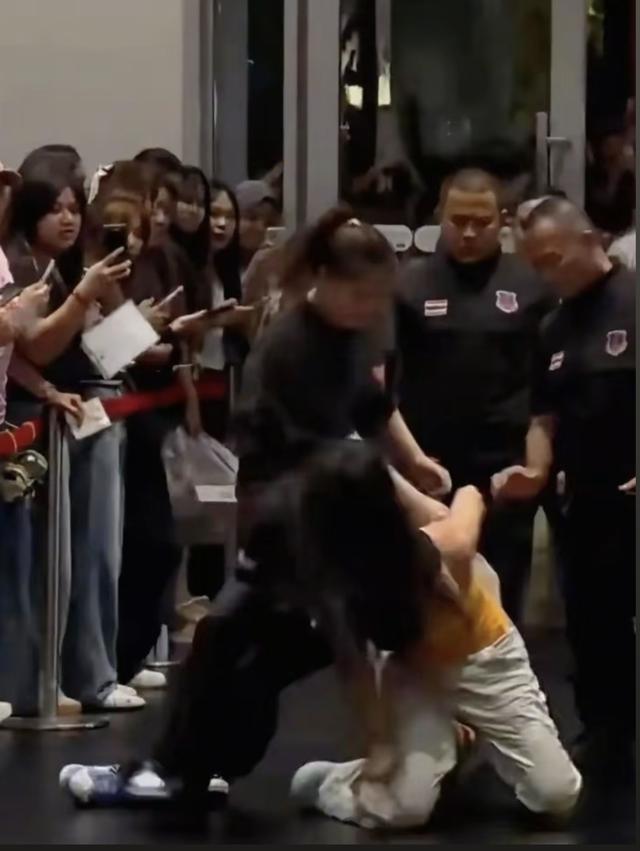 有中国女粉丝专门远赴泰国，去看Junior Mark的线下粉丝见面会，满心欢喜奔