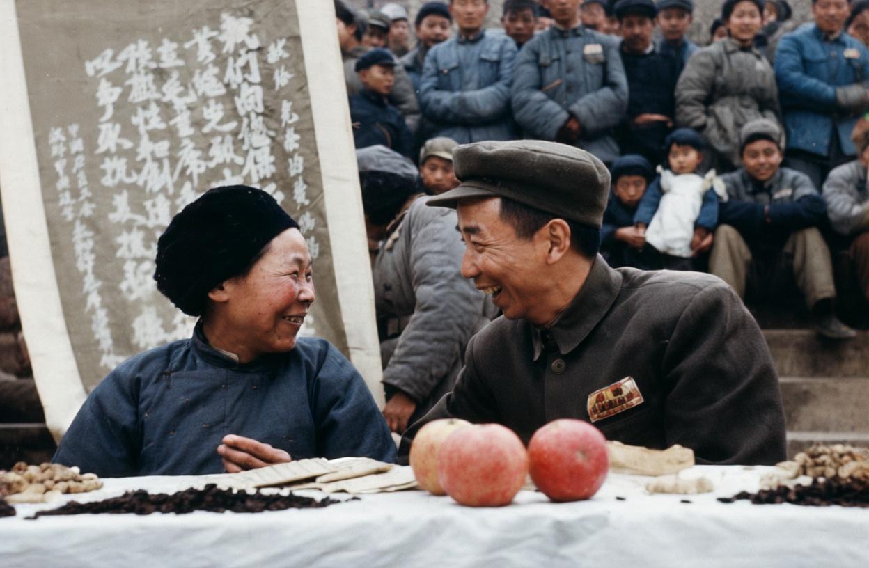 1953年2月，抗美援朝特级英雄黄继光的母亲邓芳芝，受邀到部队作报告的瞬间
左侧