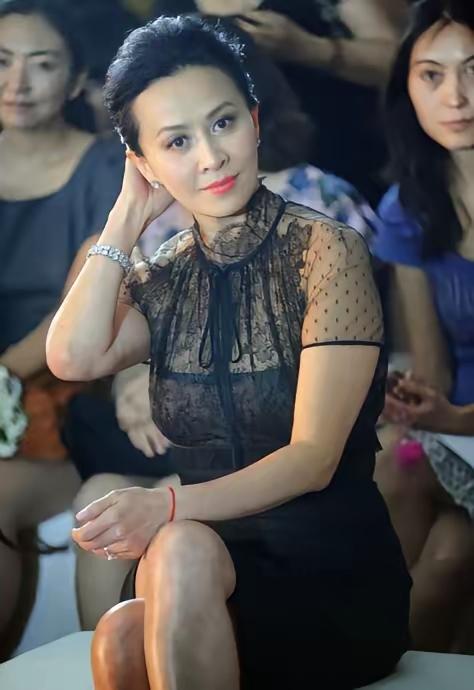 刘嘉玲
气场极为强大
三年前在上海有过一面之缘
缺乏自信之人都不敢与她对视
她那
