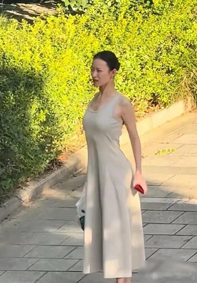 原来倪妮现实中长这样的， 不得不说，不仅长得漂亮，身材比例也很好。 ​​​
