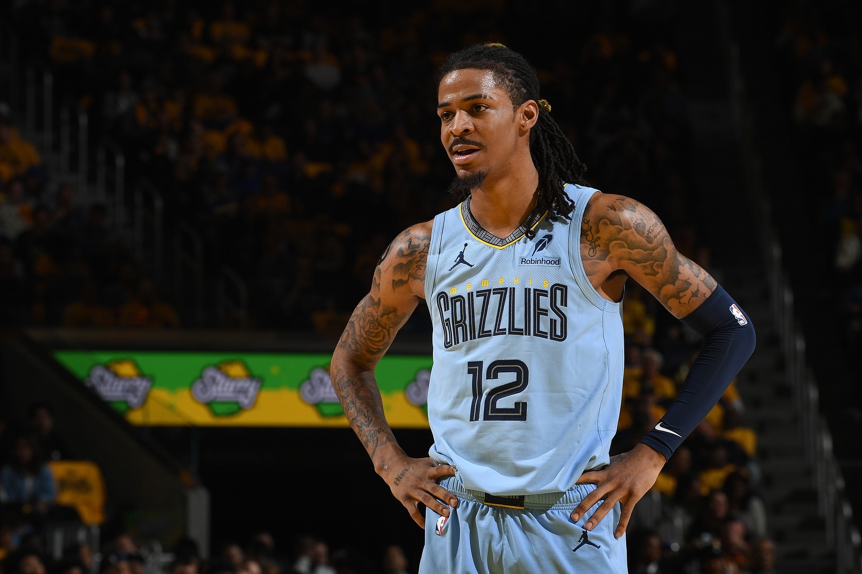 Jake Fischer报道，有消息称，如果莫兰特真的可以交易，森林狼会考虑。 