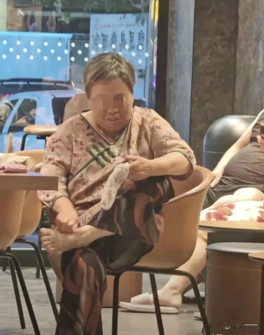"没眼看啊[尬笑]"！这是发生在青岛咖啡店里的一件事！一大妈为了蹭空调，简直把这