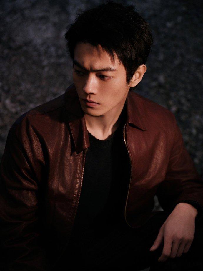 许凯骑摩托全靠脚搓怎么回事，这摩托车太不听话了， 这个手忙脚乱的样子也太可爱了吧