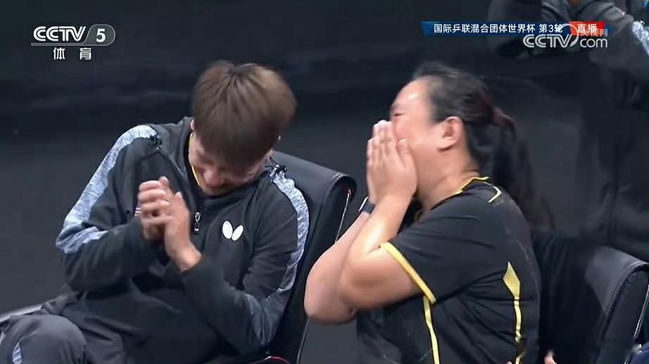 美国队赢了国乒一局开心到飞起 美国队主教练是前国乒世界冠军高军，这种感觉很熟悉，
