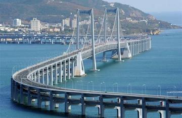 越南这次挺尴尬的！
原本他们以为自己砸下40亿美元建跨海大桥，只是为了解决港口拥