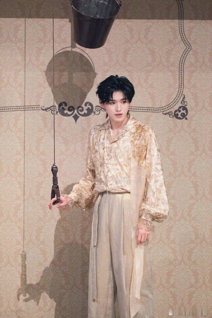 宋亚轩给自己的腿装自瞄了吧 跳裤衩一次过！宋亚轩协调力真不是盖的[期待][goo