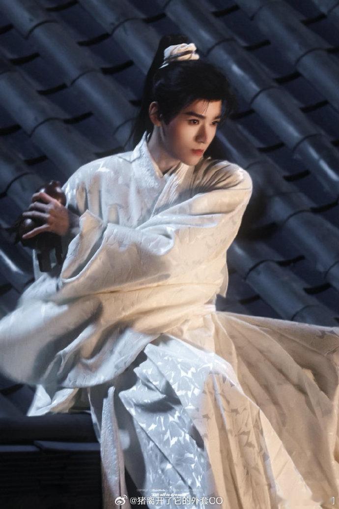 龚俊陆小凤屋顶饮酒、龚俊凤舞九天屋顶饮酒路透 凤舞九天屋顶饮酒名场面路透，龚俊一