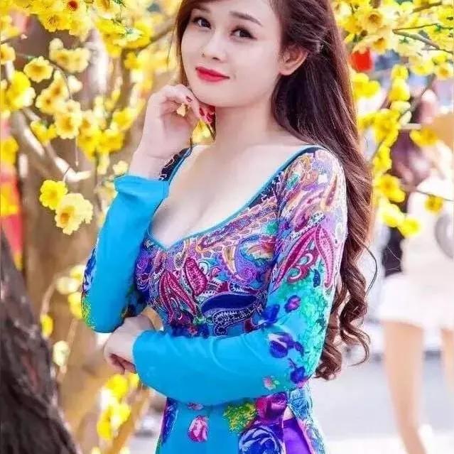 花海中的时尚少女，惊艳的穿搭与灿烂的笑容！海边花海少女 花海少女照 蓝色花海少女