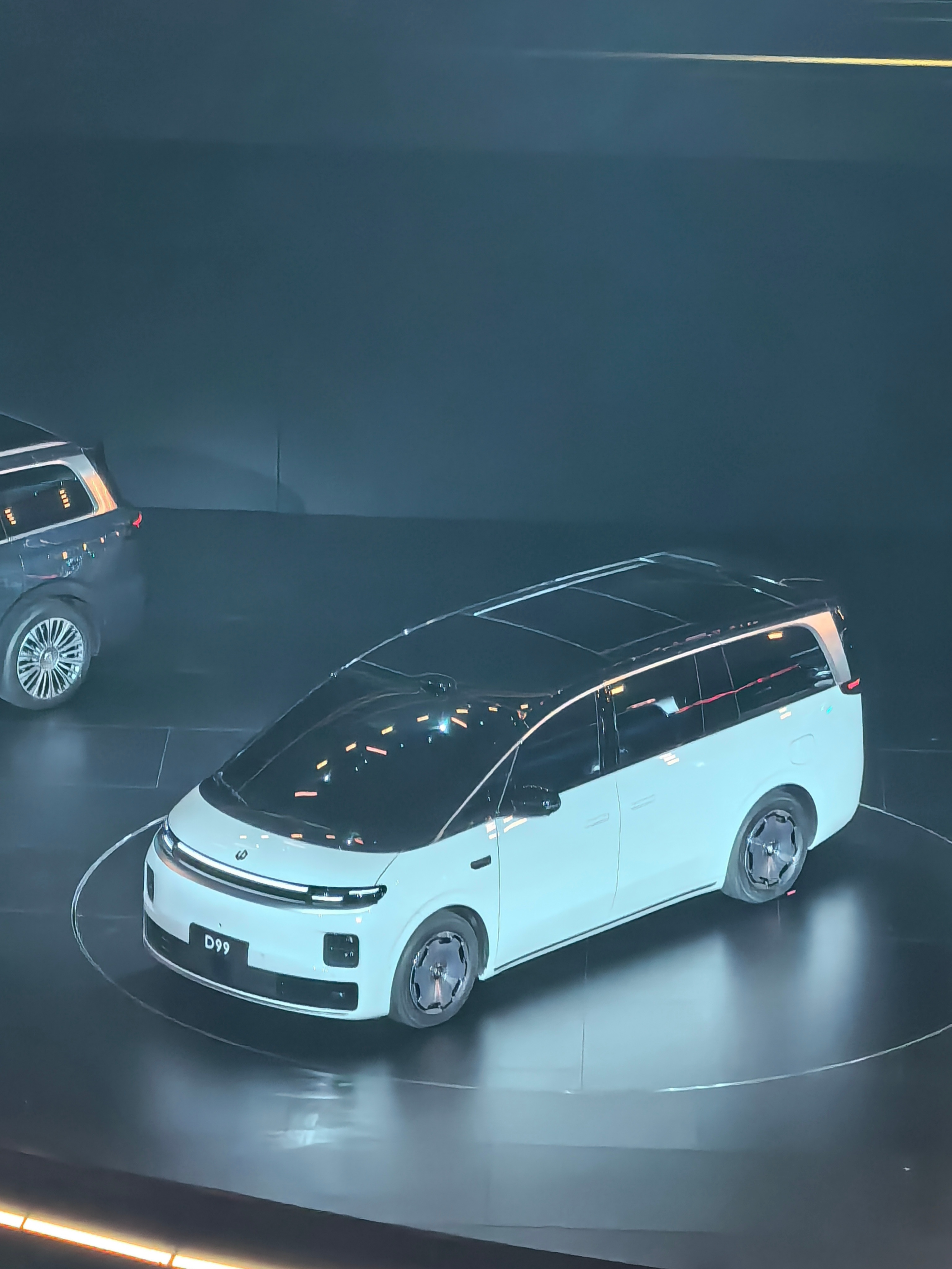 零跑首款 MVP：零跑 D99 亮相了，5.2 米车长，接近 2 米车宽。空中豪