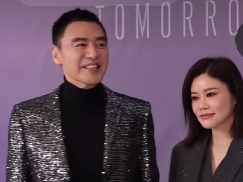 72岁的钟镇涛，携爱妻笑容灿烂，藏着幸福生活的模样

钟镇涛，一代人的男神。如今