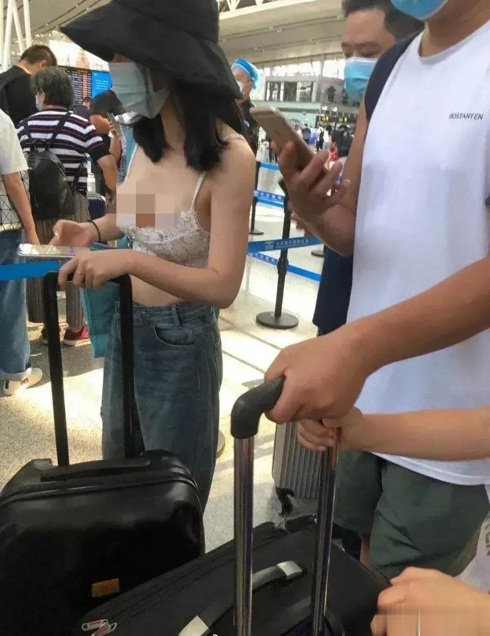 女生在公共场合还是要穿保守点，毕竟女生在公共场合穿的太少，又要被人说三道四的，对