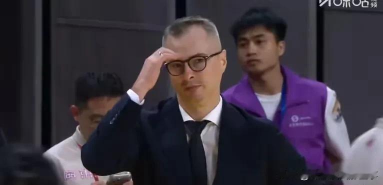 亚科夫列维奇变阵直接把徐杰变没了，球迷可谓一片惊愕，这个火可有点玩大了，徐杰在广