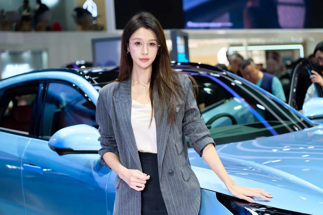 青春靓丽美女车模明明