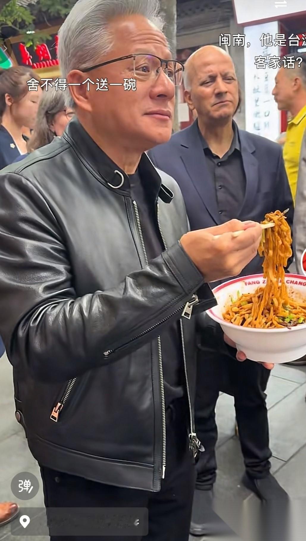 黄仁勋，真是个接地气的老板！
你发现了吗？
63岁的黄仁勋无论走到哪，都喜欢往那