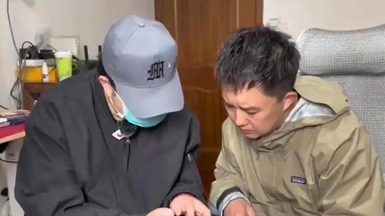 年近七旬的江阿婆半年内向网络主播打赏330万元，花光全部养老金，连儿子代为保管的