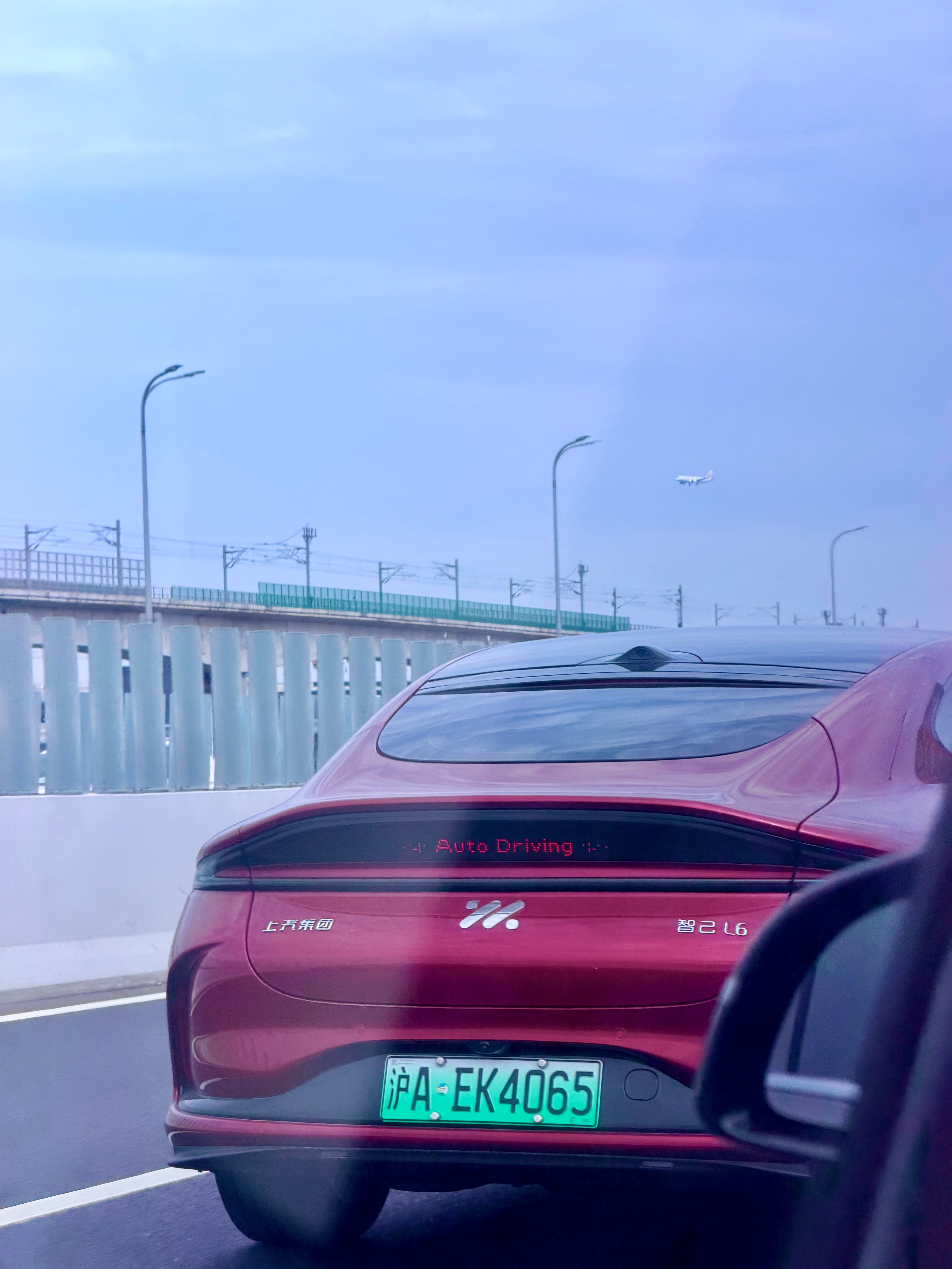 还能看到有幻彩尾灯的智己明天是不是可以整个“高考加油”~