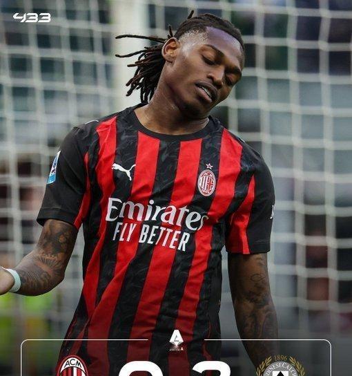 0-3输乌迪内斯，米兰这场真是彻底崩盘。阿莱格里听劝变阵433，结果直接整成自爆