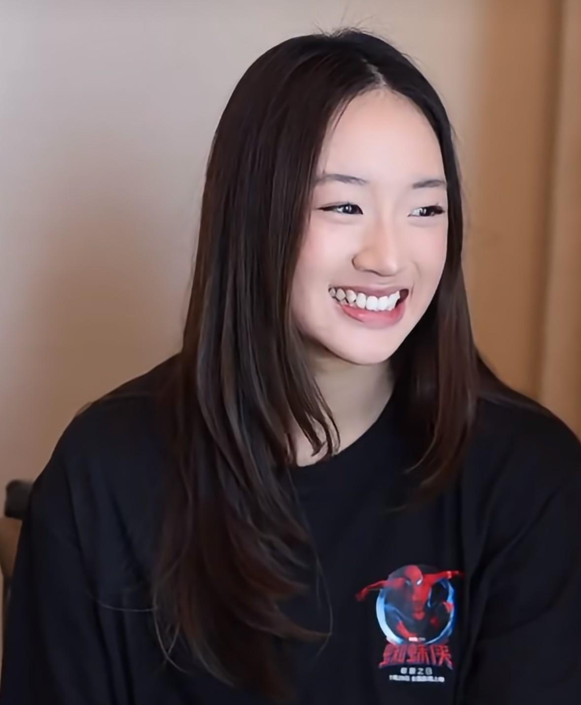 一个在文莱长大的孩子，如今在上海用英文采访蜘蛛侠，转头又惦记着回学校打排球。这哪