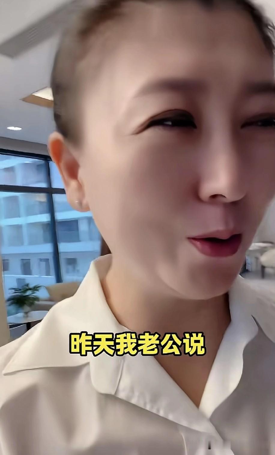 被指炫富不认怂的著名表演艺术家闫学晶直播手把手教炒东北酸菜，网友一句提问直接灵魂