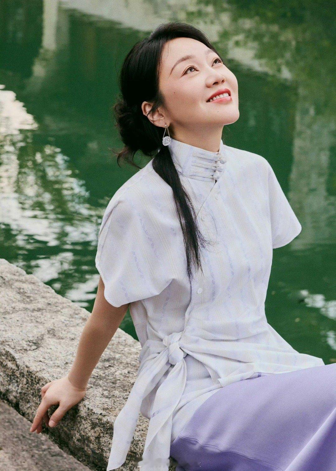 闫妮岁月不败美人具像化了 闫妮新中式造型美到失语！紫裙盘发，古典温婉。直播状态惊