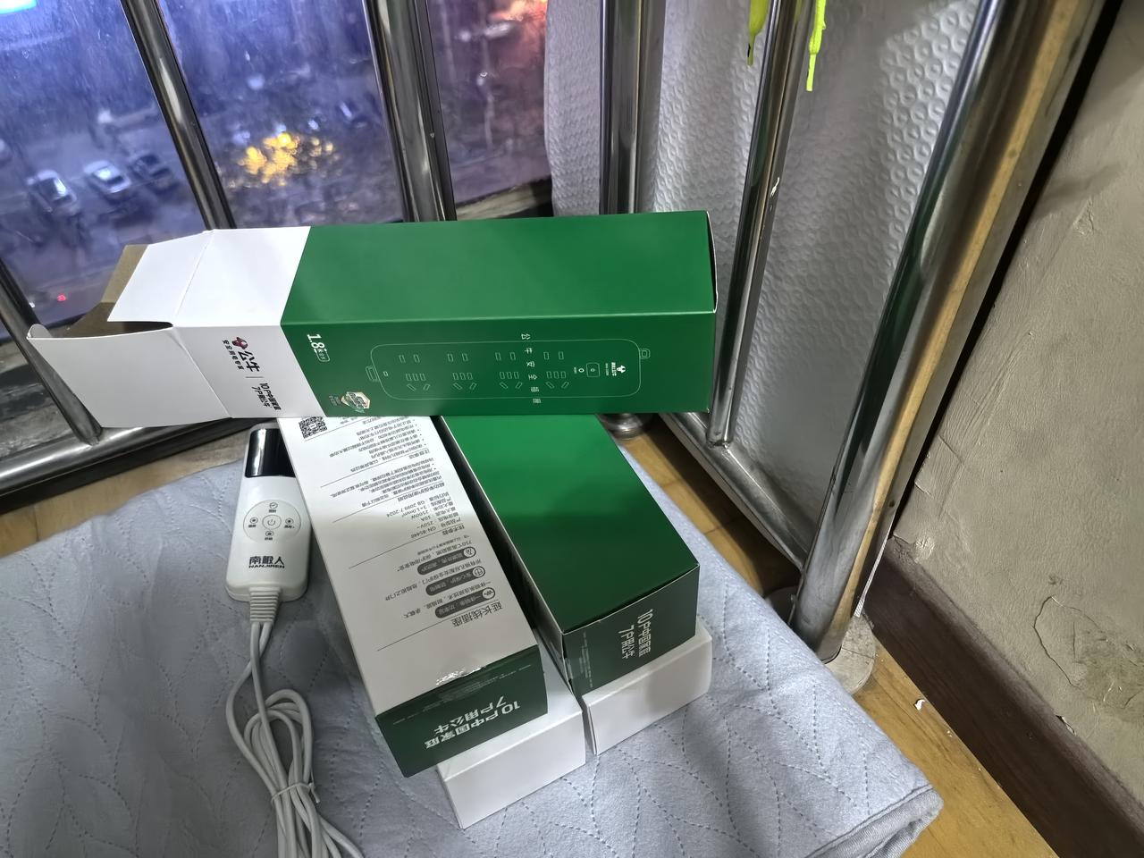 借着双十一，把家里所有的插座都换了。这些插座已经用了十几年了，公牛插座质量好，用