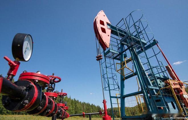 路透社援引贸易人士消息称：美国给予豁免后，中石化、中石油等中国国有大型油企开始重