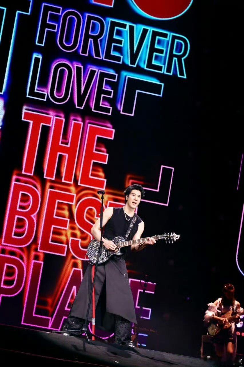 轻舟已过万重山，王力宏开心唱歌就好了！ 