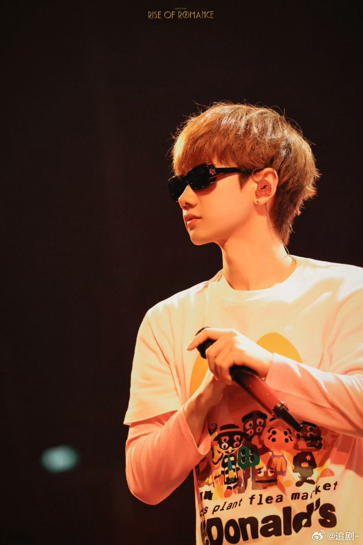 林俊杰给汪苏泷送花篮 林俊杰的花篮送到汪苏泷演唱会，这排面！这友谊！双担表示：今