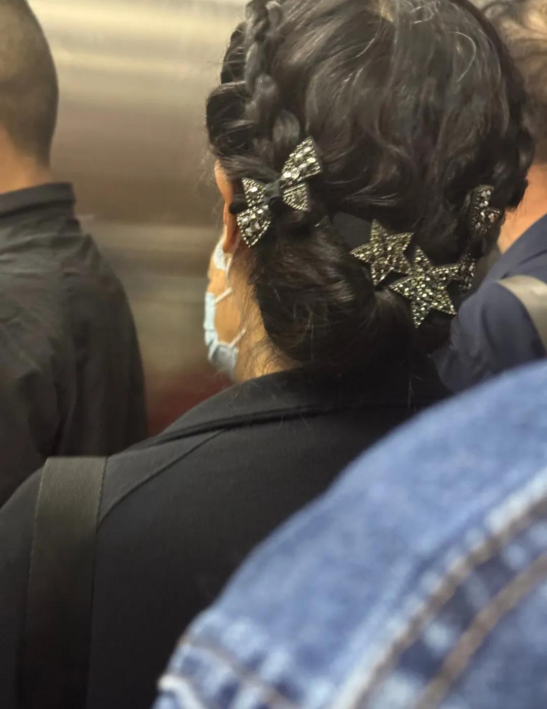 电梯里遇见位阿姨，盘发一丝不苟，发髻十分精致。即便来医院，也保持着这份体面与优雅