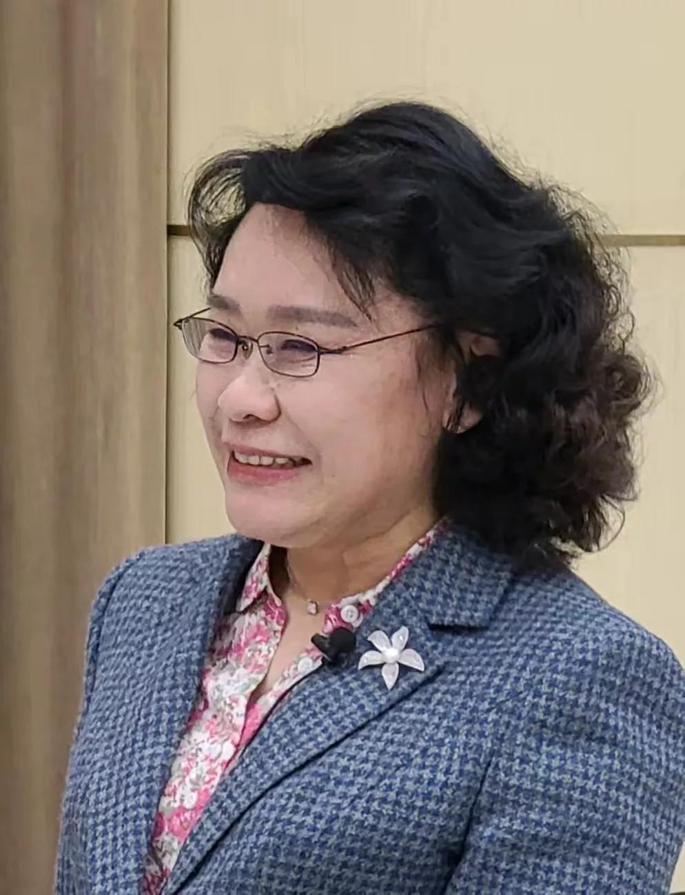知识就是力量，知识可以改变命运。知识也许还能延长人的寿命。
看看张海迪大姐，她是