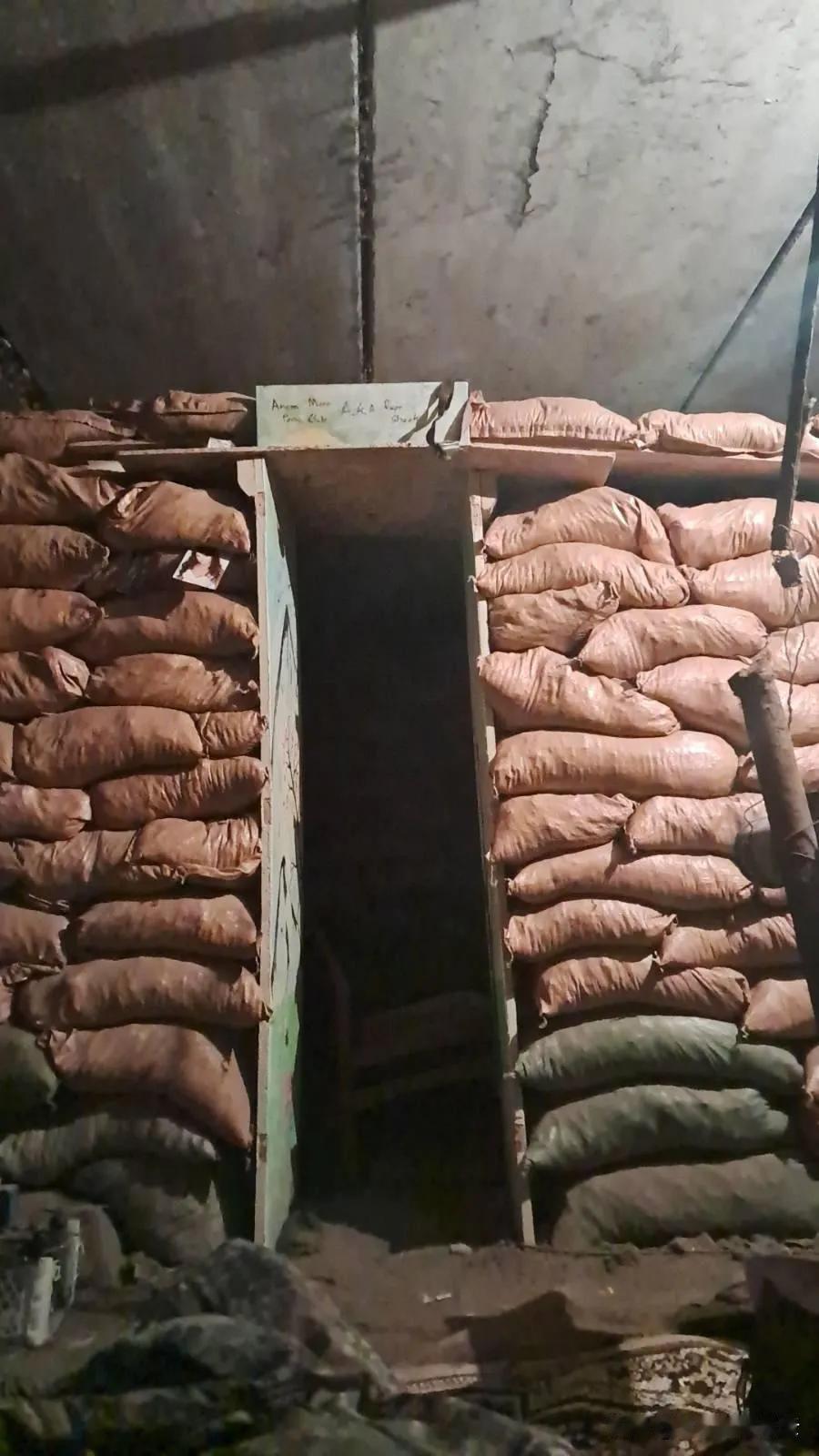 乌克兰米尔诺格勒的地下工事
乌军在米尔诺格勒多层住宅楼地下室布置据点
防御工事的